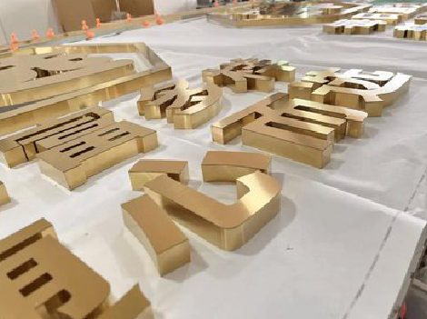 卢氏拉丝不锈钢字的特点。