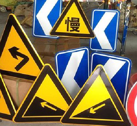 卢氏标识标牌中颜色的确定是很重要的。